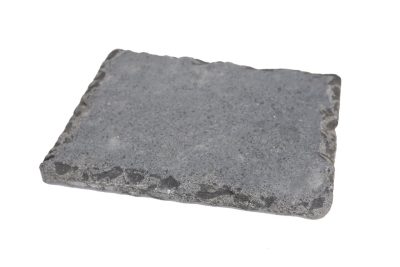 Πιάτο Erros Stone (30x25x2cm) από πέτρα (river stone) σε ανθρακί απόχρωση. Κάθε ένα από αυτά τα χειροποίητα πέτρινα διακοσμητικά έχει μοναδική εικόνα και από τεμάχιο σε τεμάχιο θα υπάρχουν μικρές διαφορές. Συσκευασία 1 δέμα ανα τεμάχιο.