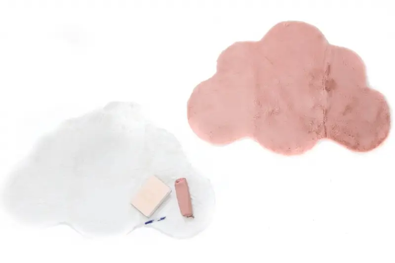 Το Χαλί Bunny Kids Cloud, είναι μια απομίμηση γούνας κουνελιού, κατασκευασμένο από 100% ακρυλικό, το οποίο προσφέρει εξαιρετική αίσθηση απαλότητας! Διαθέτει αντιολισθητικό υπόστρωμα και αποτελεί ένα ξεχωριστό και χαλί που θα διακοσμήσει το δωμάτιο του παιδιού σας!