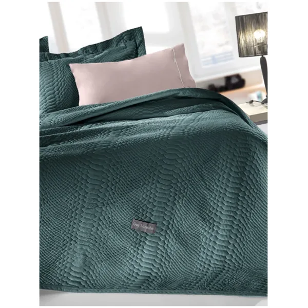Κουβέρτα μονή καπιτονέ με μαξιλαροθήκη εταιρείας Guy Laroche. σε διάφορα χρώματα Υλικό: 100% μικροΐνα βέλβετ. Διαστάσεις: κουβέρτα 160Χ220 εκ. μαξιλαροθήκη 50Χ70 εκατοστά.