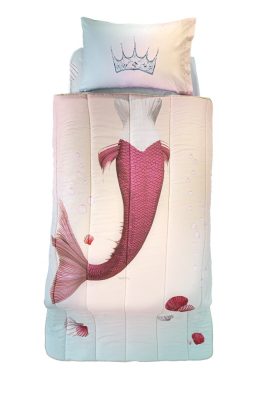 Σετ παιδικό πάπλωμα- μαξιλαροθήκη χρώματος ροζ με σχέδιο γοργόνας της εταιρείας Saint Clair. Υλικό: 100% μικροΐνα. Διαστάσεις: 160Χ220 εκ. πάπλωμα, 50Χ70 εκ. μαξιλαροθήκη.