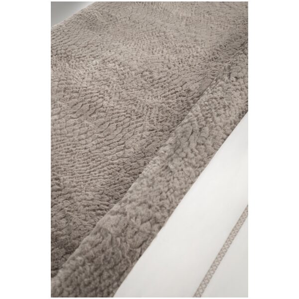 Υπέρδιπλη κουβέρτα Crusty Mink από την Guy Laroche. Διαστάσεις: 220x240 cm. Χρώμα: mink Υλικό: 100% πολυεστέρας.