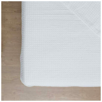 Borea Μονή Κουβέρτα Ξενοδοχείου Πικέ Λευκή 170x250cm σε λευκό χρώμα κατάλληλη για μονό κρεβάτι. Είναι ιδανική για ελαφρύ σκέπασμα την άνοιξη ή το καλοκαίρι, καθώς αφήνει μια δροσερή και ελαφριά αίσθηση στο άγγιγμα της.