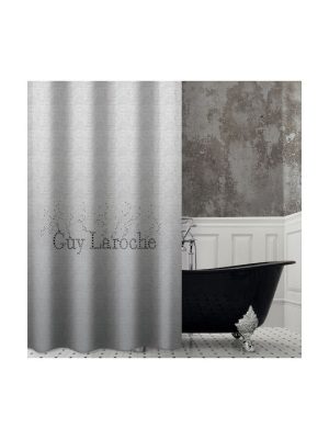 Κουρτίνα μπάνιου Guy Laroche Pandora Silver υφασμάτινη με Τρουκς 180x190 cm. Χρώμα: γκρι. Αδιαβροχοποιημένο ύφασμα με σύνθεση 100% πολυεστέρα.