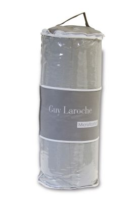 Ένα ζεστό πάπλωμα κατασκευασμένο απο πούπουλο και microfiber με την υπογραφή της Guy Laroche Paris. Διάσταση 160x220εκ.