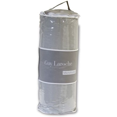 Ένα ζεστό πάπλωμα κατασκευασμένο απο πούπουλο και microfiber με την υπογραφή της Guy Laroche Paris. Διάσταση 160x220εκ.