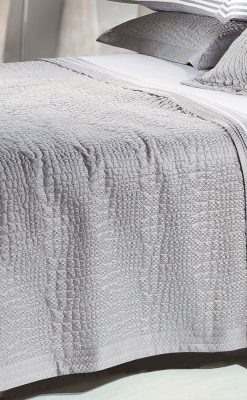 Ένα εντυπωσιακό κουβερλί με λεία και γυαλιστερή επιφάνεια από τη συλλογή της Guy Laroche Paris. Μπορεί να χρησιμοποιηθεί ως διακοσμητικό και παράλληλα προστατευτικό κάλυμμα στο κρεβάτι σας