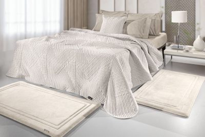 Με το σετ χαλιά κρεβατοκάμαρας “Softy” από memory foam απολαμβάνετε την βελούδινη και απαλή υφή τους κάθε φορά που σηκώνεστε από το κρεβάτι. Διατίθεται σε μια σειρά από όμορφα χρώματα και μεγέθη
