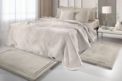 Με το σετ χαλιά κρεβατοκάμαρας “Softy” από memory foam απολαμβάνετε την βελούδινη και απαλή υφή τους κάθε φορά που σηκώνεστε από το κρεβάτι. Διατίθεται σε μια σειρά από όμορφα χρώματα και μεγέθη