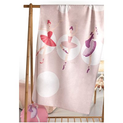 Παιδική πετσέτα μπάνιου / θαλάσσης βαμβακερή με σχέδιο μπαλαρίνες και ροζ αποχρώσεις από τον οίκο Saint Clair Paris. Ολοκληρώστε το σετ με τα υπόλοιπα προϊόντα της σειράς "Ballerinas". Διάσταση 75x155εκ.